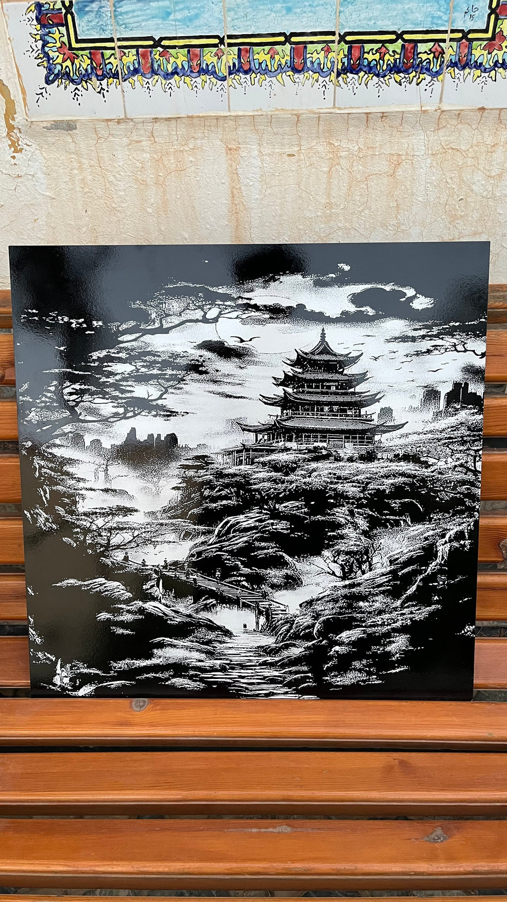 Gros plan du tableau Temple Impérial, pagode gravée au laser sur céramique noire