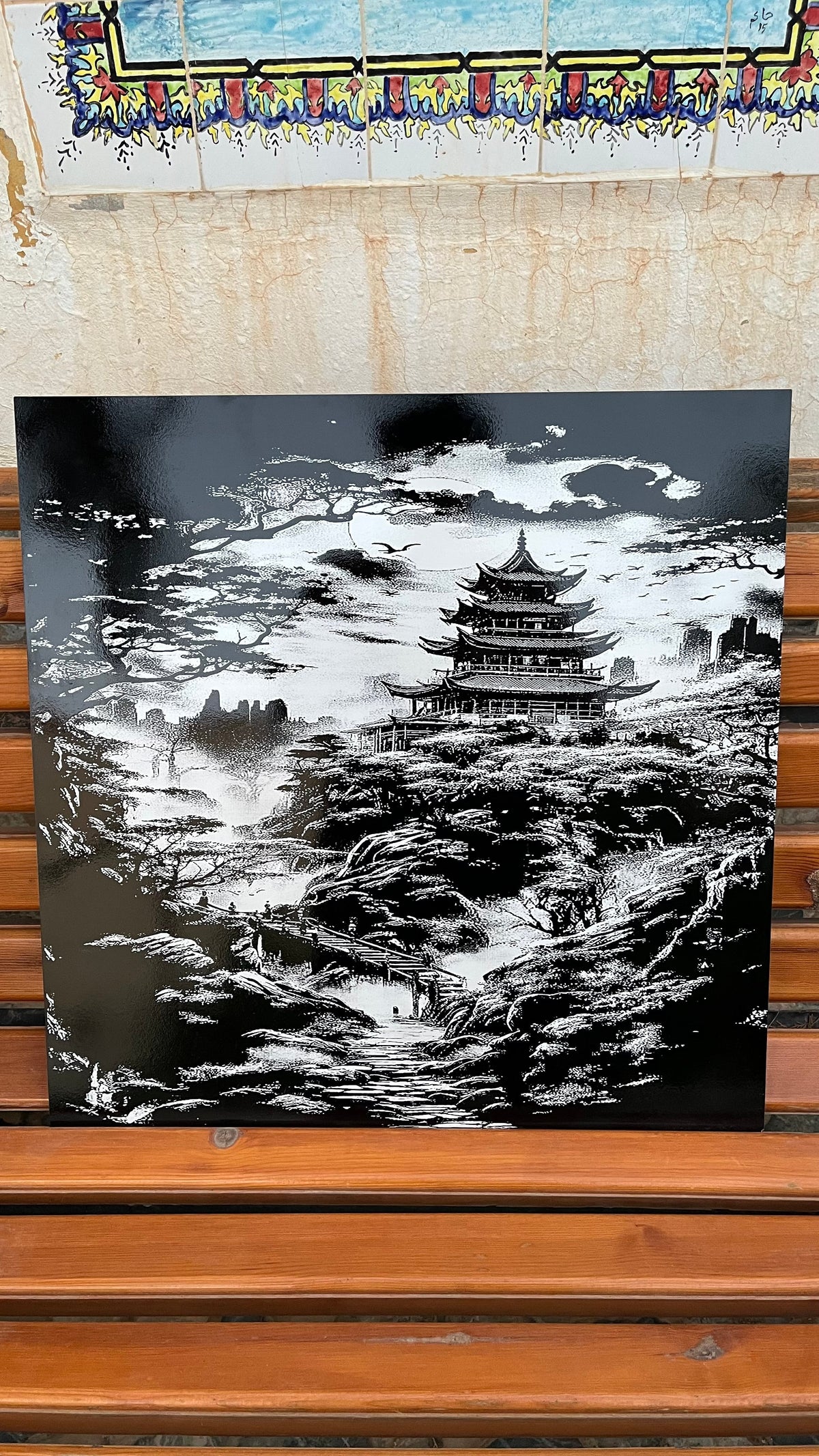 Gros plan du tableau Temple Impérial, pagode gravée au laser sur céramique noire